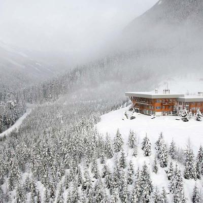 heli-skiing-lodge-01.jpg