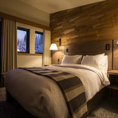 heli-skiing-lodge-08.jpg