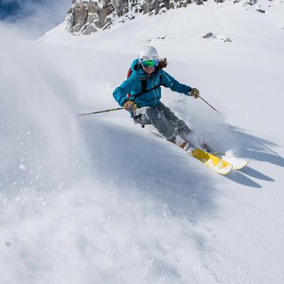 the-heli-skiiing-experience-08.jpg